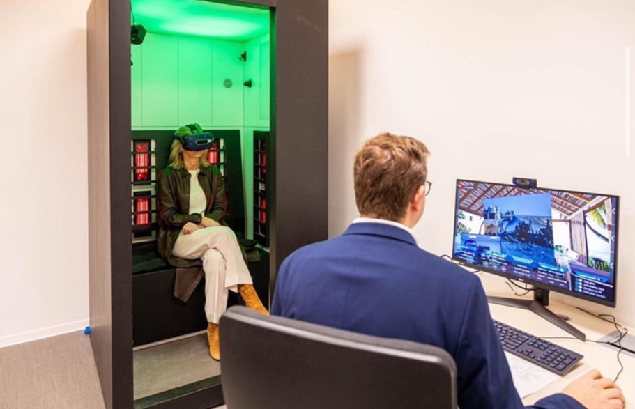 Dutch Minister of Defence in SENSIKS sensory reality pod